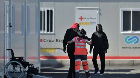 Servicios de Urgencias atienden a los inmigrantes rescatados en el puerto de La Restinga, en la isla de El Hierro de las Islas Canarias (océano Atlántico). Servicios de Urgencias atienden a los inmigrantes rescatados en el puerto de La Restinga, en la isla de El Hierro de las Islas Canarias (océano Atlántico).