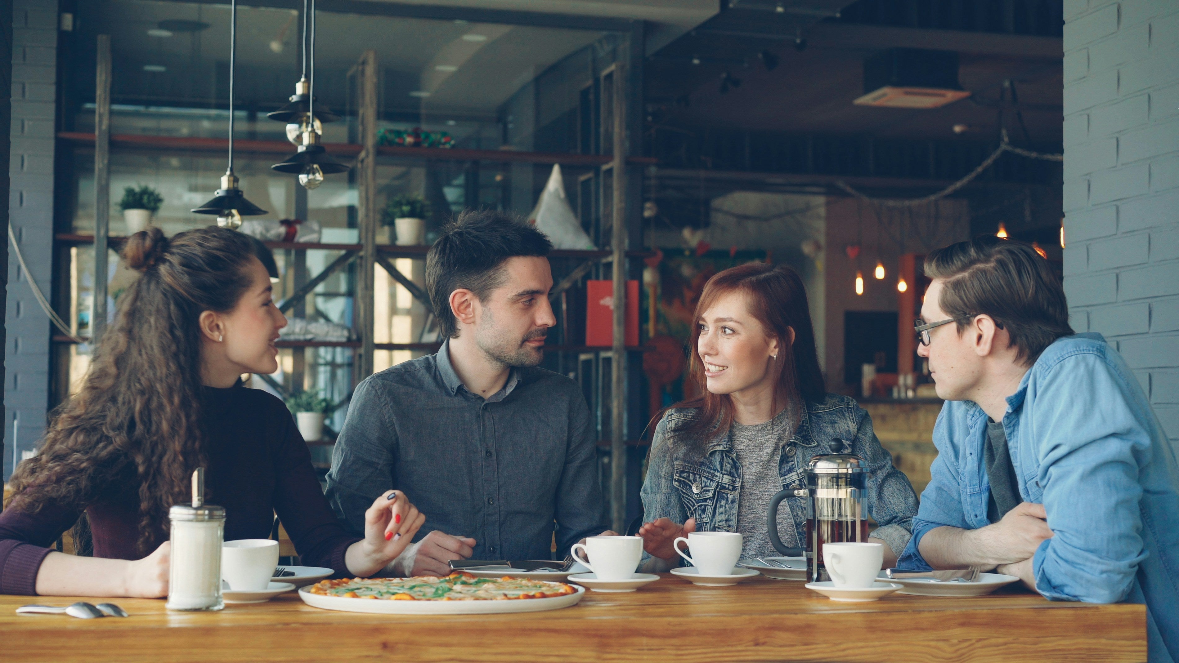 La psicología dice que si mencionas estos nueve temas en una conversación, tienes habilidades sociales por debajo del promedio La psicología dice que si mencionas estos nueve temas en una conversación, tienes habilidades sociales por debajo del promedio