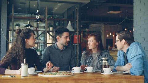 Un grupo de amigos mantiene una conversaci&oacute;n