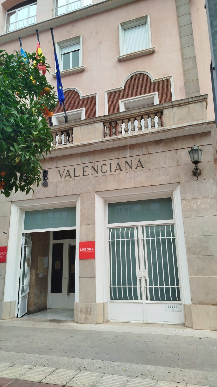 Interinos de la consellería de Educación se movilizan por impagos de nómina con deudas de hasta 8.000 euros Interinos de la consellería de Educación se movilizan por impagos de nómina con deudas de hasta 8.000 euros