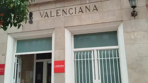 Interinos de la consellería de Educación se movilizan por impagos de nómina con deudas de hasta 8.000 euros Interinos de la consellería de Educación se movilizan por impagos de nómina con deudas de hasta 8.000 euros