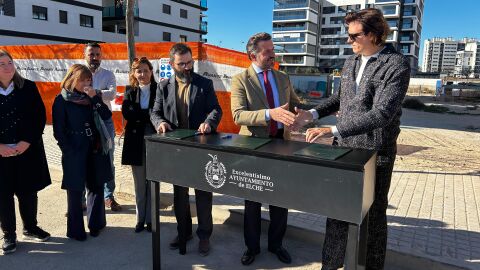 Firma acta replanteo del edificio de viviendas de alquiler asequible en Elche.
