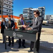 Firma acta replanteo del edificio de viviendas de alquiler asequible en Elche.