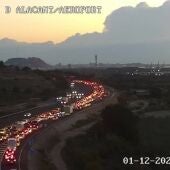 Retenciones en la A-7 a la altura de la pedanía de Torrellano de Elche como consecuencia de una accidente de tráfico. 