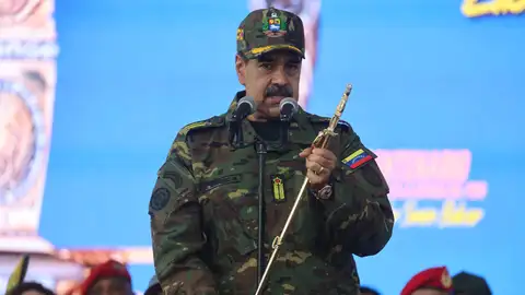 El presidente de Venezuela, Nicolás Maduro, habla sosteniendo la Espada del Perú este martes, durante una marcha en Caracas (Venezuela). El presidente de Venezuela, Nicolás Maduro, habla sosteniendo la Espada del Perú este martes, durante una marcha en Caracas (Venezuela).