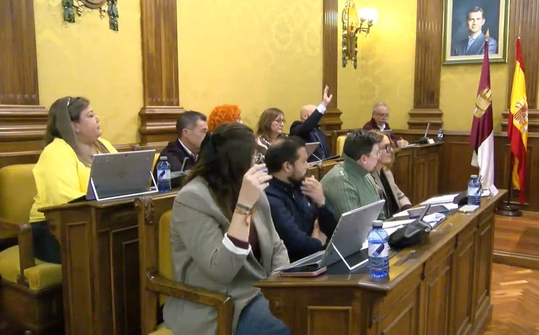 El Gobierno socialista "tumba", gracias a la abstención de un concejal de Vox, el intento de la oposición de anular los presupuestos de Valdepeñas El Gobierno socialista "tumba", gracias a la abstención de un concejal de Vox, el intento de la oposición de anular los presupuestos de Valdepeñas