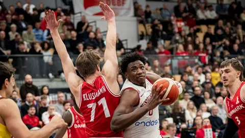Great Osobor con el balón, durante el partido frente a Dinamarca 2025 Great Osobor con el balón, durante el partido frente a Dinamarca 2025