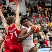Great Osobor con el balón, durante el partido frente a Dinamarca 2025 Great Osobor con el balón, durante el partido frente a Dinamarca 2025