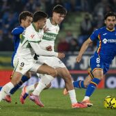 Rodrigo Mendoza y André Silva intentan ganar un balón en el Coliseum.