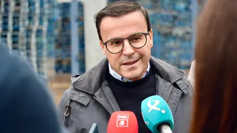 Gallardo asegura que “Guardiola se ha ido de excursión a Madrid mientras Extremadura necesita soluciones porque es rehén de Feijóo” Gallardo asegura que “Guardiola se ha ido de excursión a Madrid mientras Extremadura necesita soluciones porque es rehén de Feijóo”