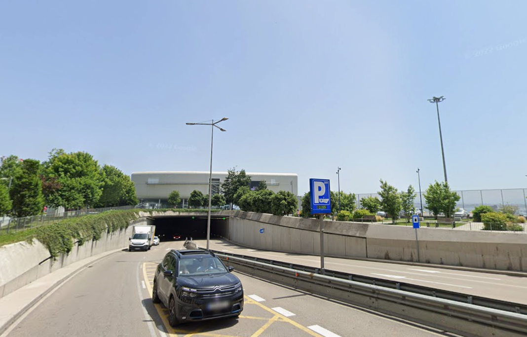 Un conductor que triplicaba la alcoholemia circula en sentido contrario por el túnel de los Jardines de Pereda Un conductor que triplicaba la alcoholemia circula en sentido contrario por el túnel de los Jardines de Pereda