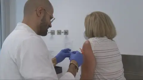 Imagen de un enfermero vacunando a una mujer contra la gripe Imagen de un enfermero vacunando a una mujer contra la gripe