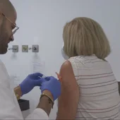 Imagen de un enfermero vacunando a una mujer contra la gripe Imagen de un enfermero vacunando a una mujer contra la gripe