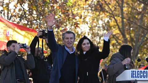 El l&iacute;der del PP, Alberto N&uacute;&ntilde;ez Feij&oacute;o (i), junto a la presidenta de la Comunidad de Madrid, Isabel D&iacute;az Ayuso (d)