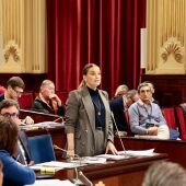 La Presidenta del Govern, Marga Prohens, durante el pleno de este martes en el Parlament. 