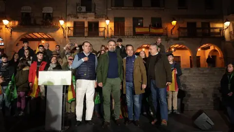 Abascal le pregunta a Guardiola en Trujillo "¿Que qué va a hacer si no tiene mayoría suficiente para gobernar" Abascal le pregunta a Guardiola en Trujillo "¿Que qué va a hacer si no tiene mayoría suficiente para gobernar"