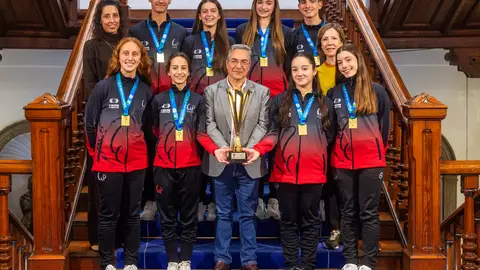 Menor recibe ao Club Ximnasia Pavillón Ourense tras proclamarse campión en Bulgaria Menor recibe ao Club Ximnasia Pavillón Ourense tras proclamarse campión en Bulgaria