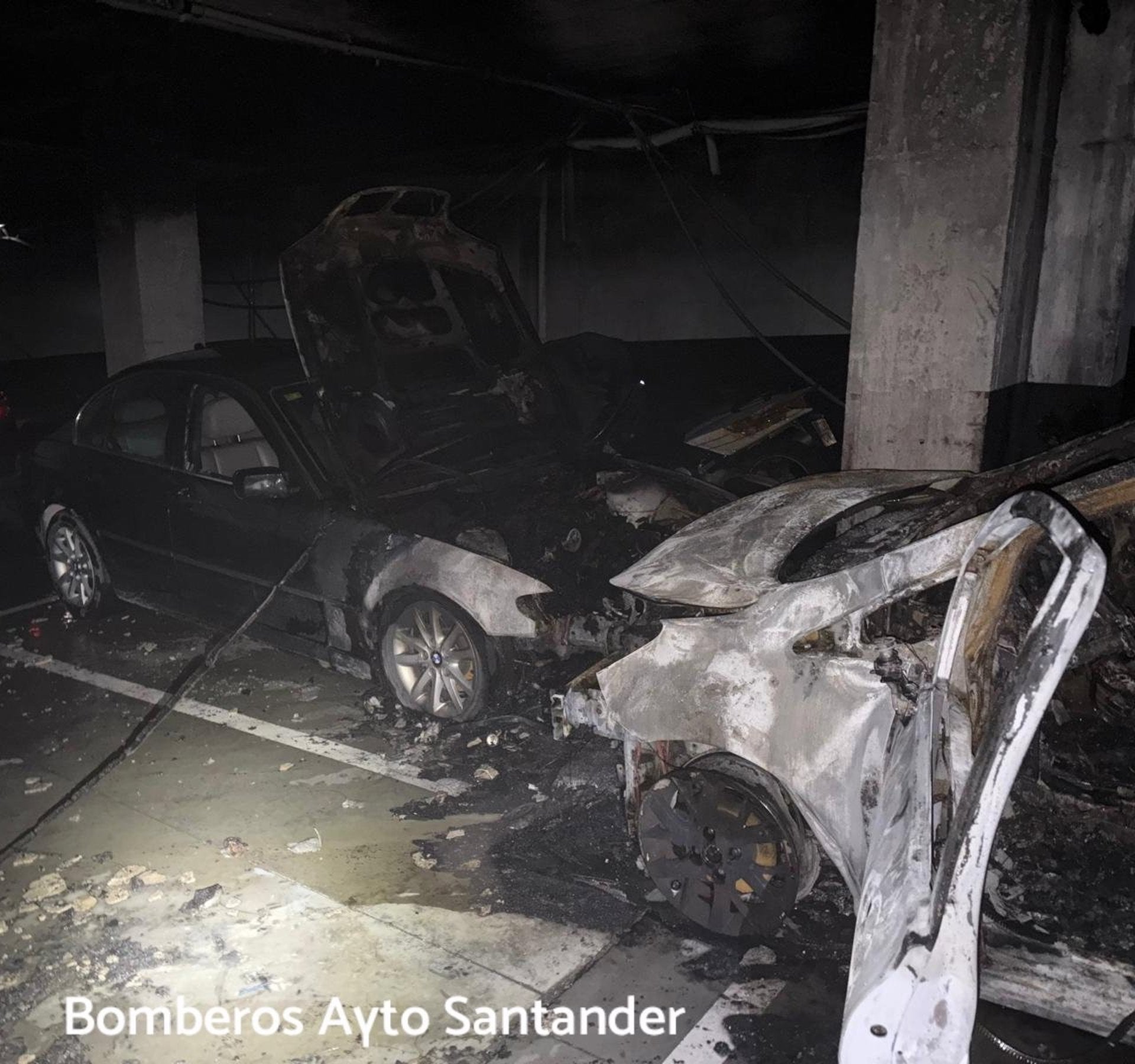 Seis trasladados a Valdecilla al intentar rescatar sus vehículos del incendio de un garaje comunitario de Santander Seis trasladados a Valdecilla al intentar rescatar sus vehículos del incendio de un garaje comunitario de Santander