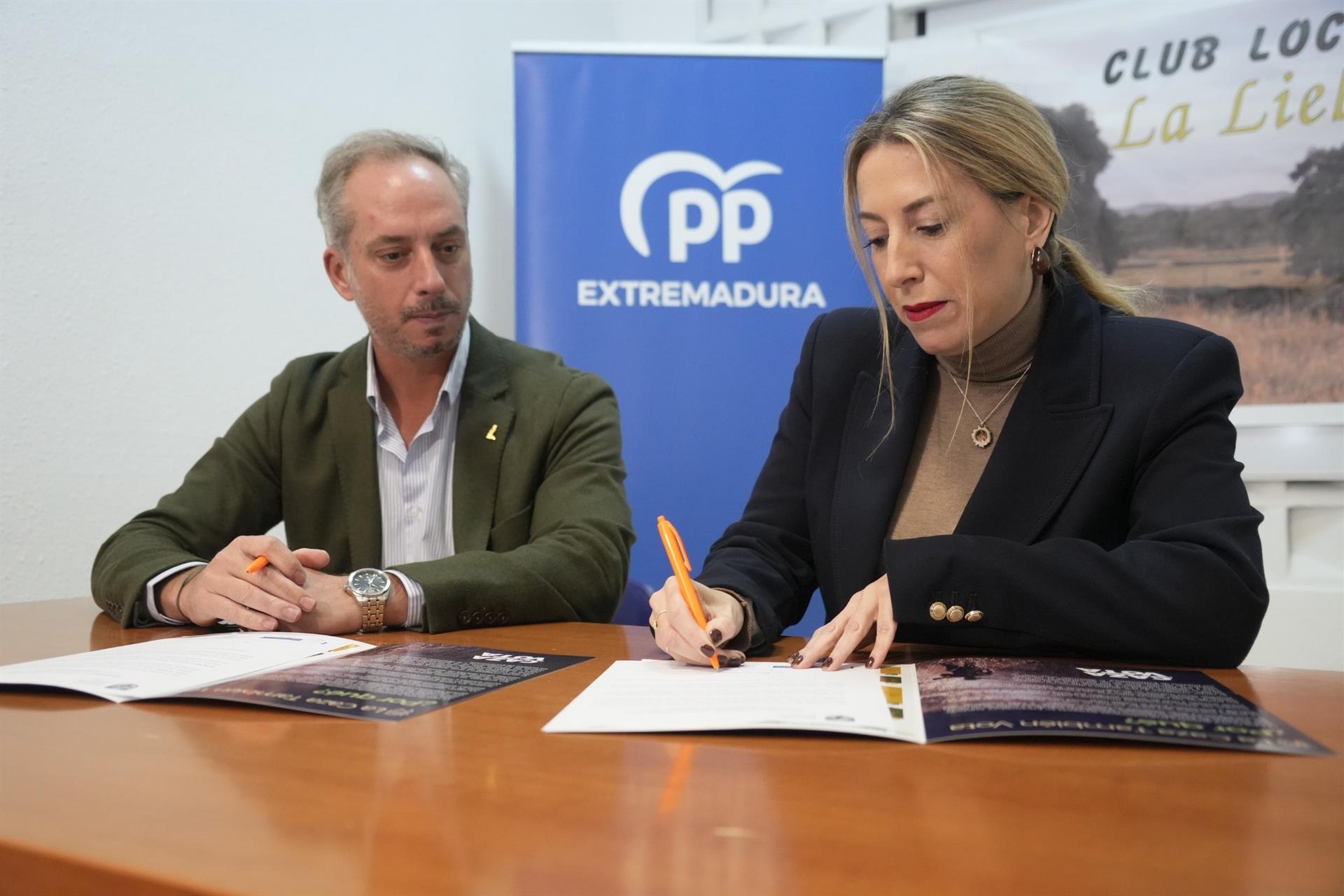 Guardiola reafirma su "compromiso real" con la caza, como fuente de riqueza y empleo y lucha contra despoblación Guardiola reafirma su "compromiso real" con la caza, como fuente de riqueza y empleo y lucha contra despoblación