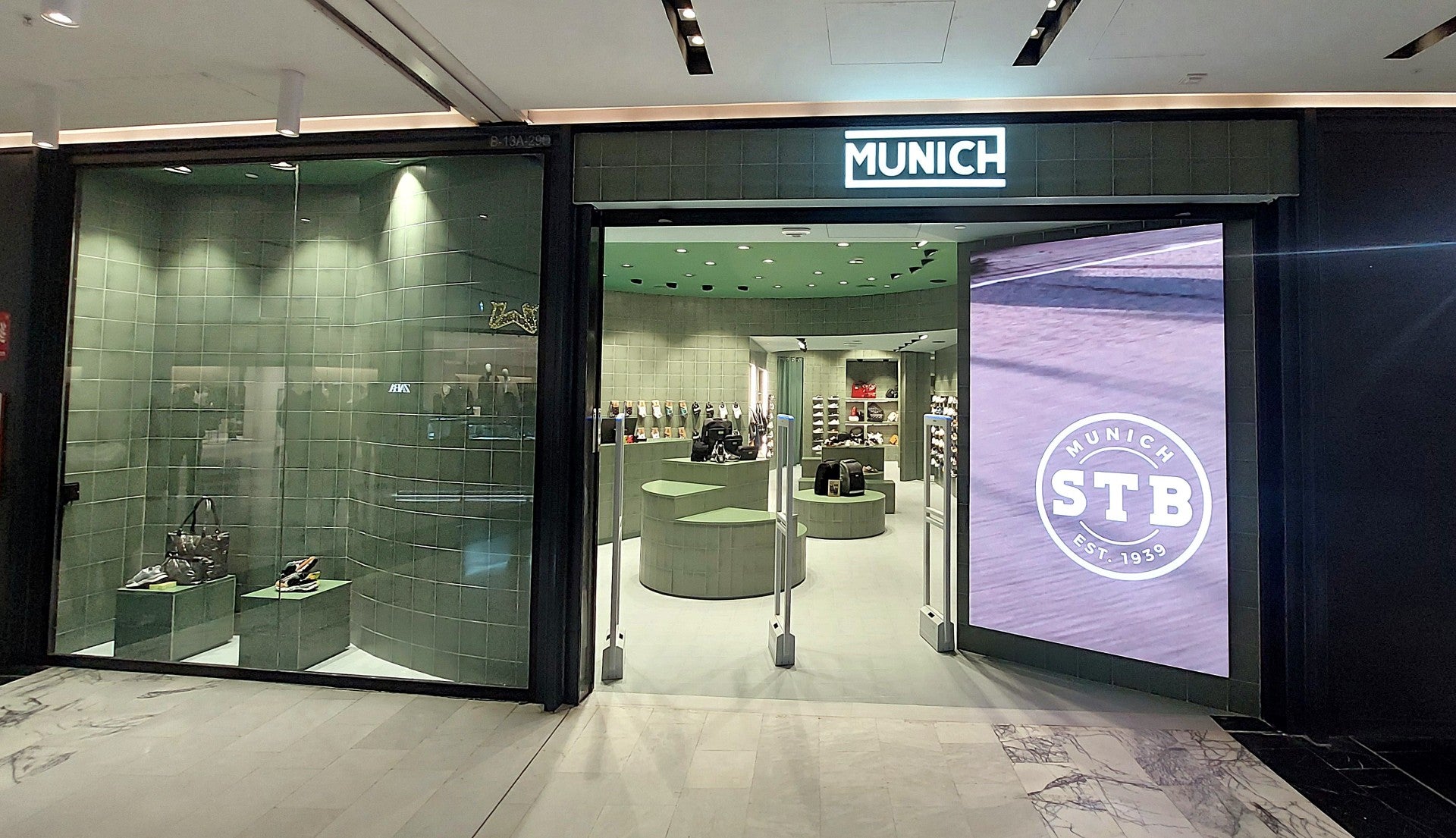 Salera refuerza su oferta comercial con la apertura de la nueva tienda MUNICH Salera refuerza su oferta comercial con la apertura de la nueva tienda MUNICH