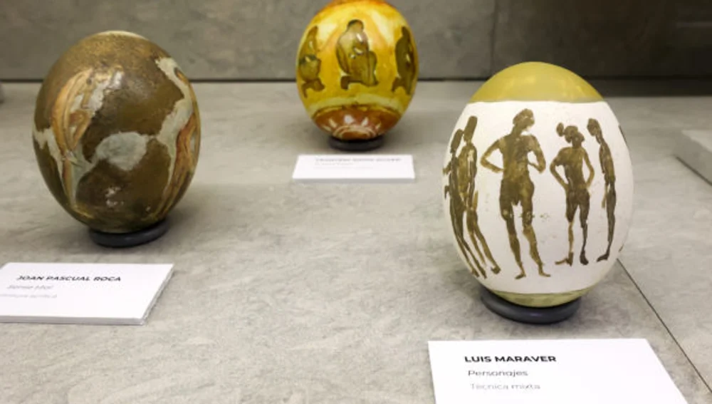 Algunos de los huevos decorados por los artistas Algunos de los huevos decorados por los artistas