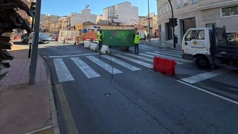 Trabajos de la nueva rotonda de circulaci&oacute;n impulsada por el Ayuntamiento de Petrer.