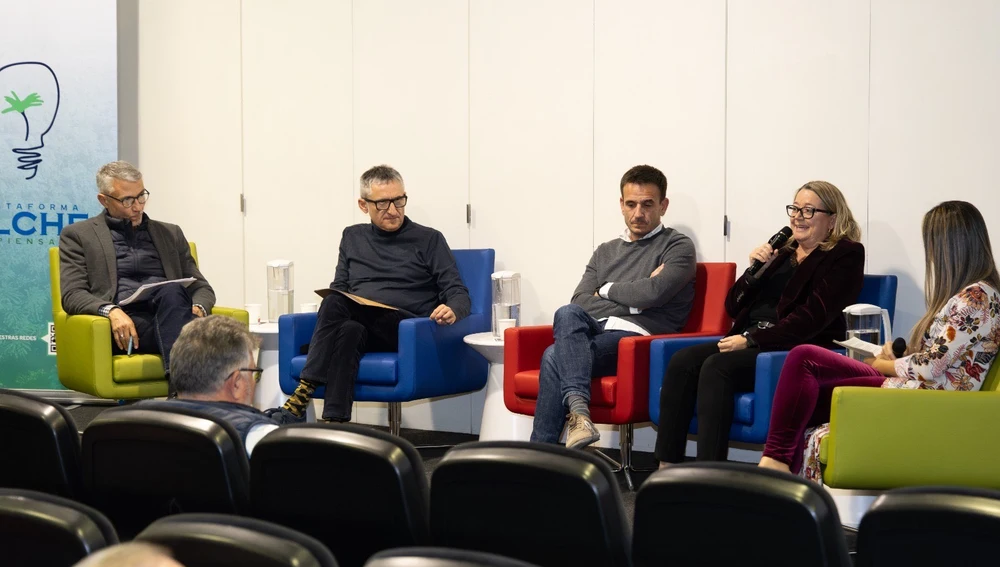 Jornada de la plataforma 'Elche piensa' en torno al Palmeral. Jornada de la plataforma 'Elche piensa' en torno al Palmeral.