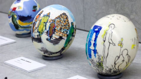 Algunos de los huevos decorados por los artistas