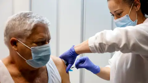 Imagen de archivo de un hombre vacunándose contra la gripe. Imagen de archivo de un hombre vacunándose contra la gripe.