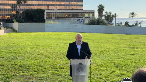 El Alcalde de Palma, Jaime Martínez delante del edificio de Gesa El Alcalde de Palma, Jaime Martínez delante del edificio de Gesa