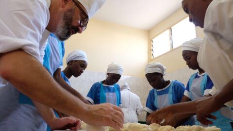 El maestro pastelero FRan Castell en un centro de formación profesional en Senegal