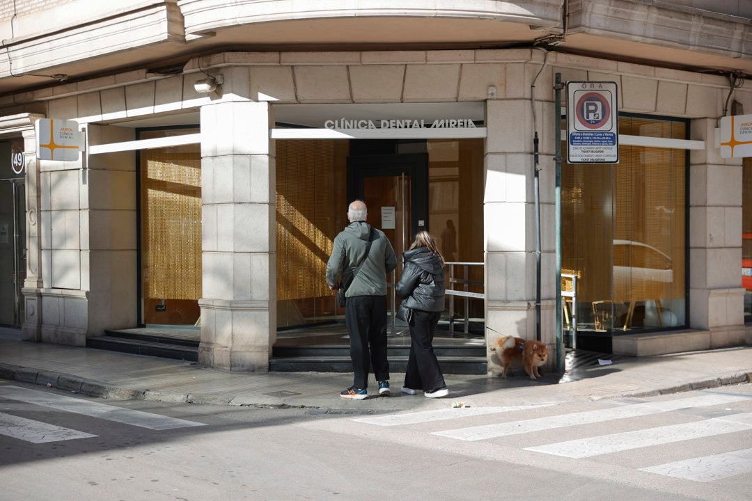 Detenidos el anestesista y la dueña de la clínica dental de Alzira donde murió una niña Detenidos el anestesista y la dueña de la clínica dental de Alzira donde murió una niña