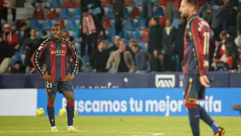 El Levante estrena el tándem Del Moral-Iborra en Cieza, verdugo del Córdoba El Levante estrena el tándem Del Moral-Iborra en Cieza, verdugo del Córdoba