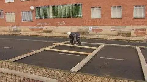 Comienzan los trabajos técnicos en el edificio de la calle Río Tíber de Cáceres para determinar si se derriba la fachada Comienzan los trabajos técnicos en el edificio de la calle Río Tíber de Cáceres para determinar si se derriba la fachada