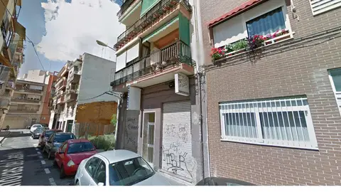 La calle donde está ubicada la vivienda La calle donde está ubicada la vivienda