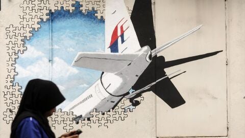 Un mural que representa el vuelo MH370 desaparecido en Malasia en 2014
