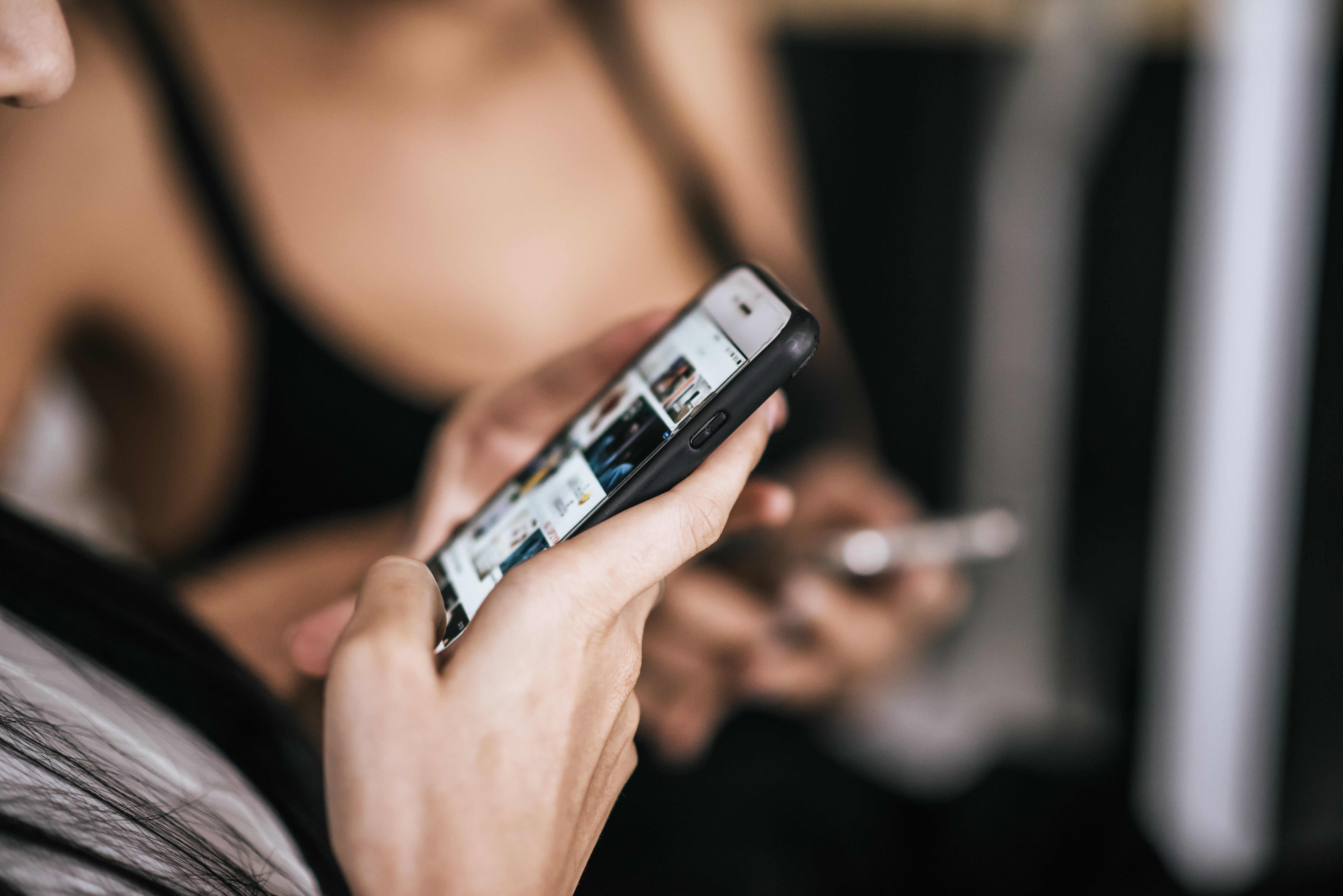 Save the Children alerta del peligro de la autoexposición en redes: "Parece que empodera, pero replica dinámicas de pornografía" Save the Children alerta del peligro de la autoexposición en redes: "Parece que empodera, pero replica dinámicas de pornografía"