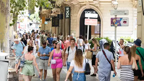 Archivo - Turistas paseando por Palma. - Tomàs Moyà - Europa Press Archivo - Turistas paseando por Palma. - Tomàs Moyà - Europa Press