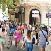 Archivo - Turistas paseando por Palma. - Tomàs Moyà - Europa Press 