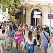Archivo - Turistas paseando por Palma. - Tomàs Moyà - Europa Press Archivo - Turistas paseando por Palma. - Tomàs Moyà - Europa Press