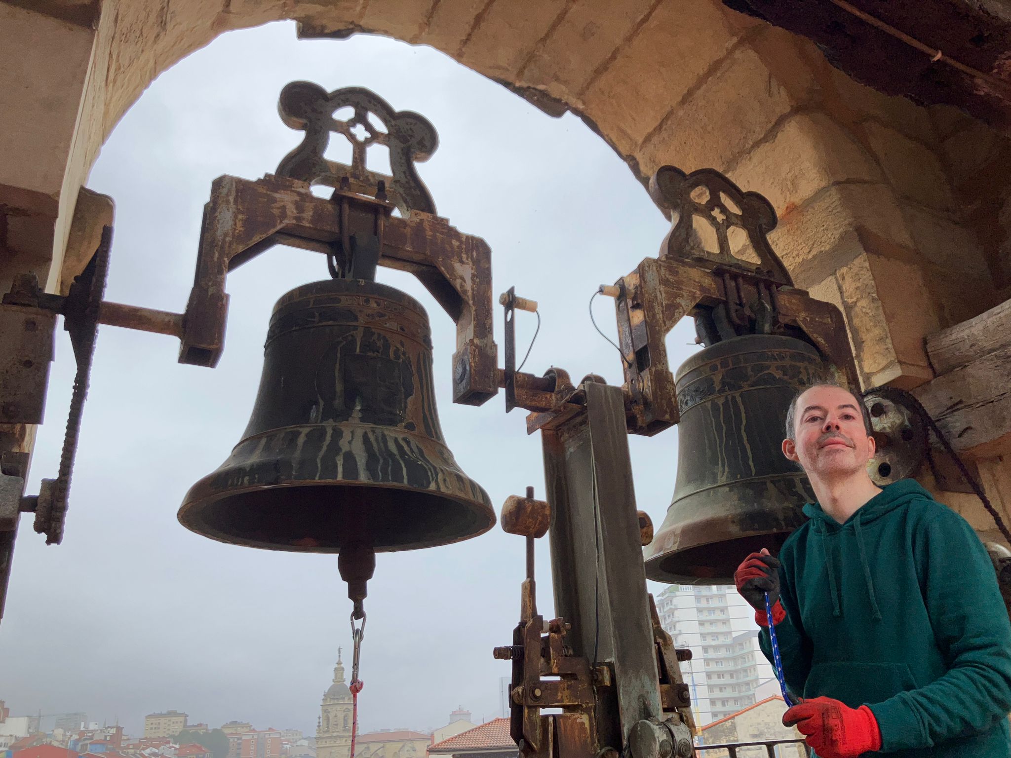 'De momento no tengo problema para compaginar mi profesión de celador con los días en los que hay que hacer sonar las campanas' 'De momento no tengo problema para compaginar mi profesión de celador con los días en los que hay que hacer sonar las campanas'