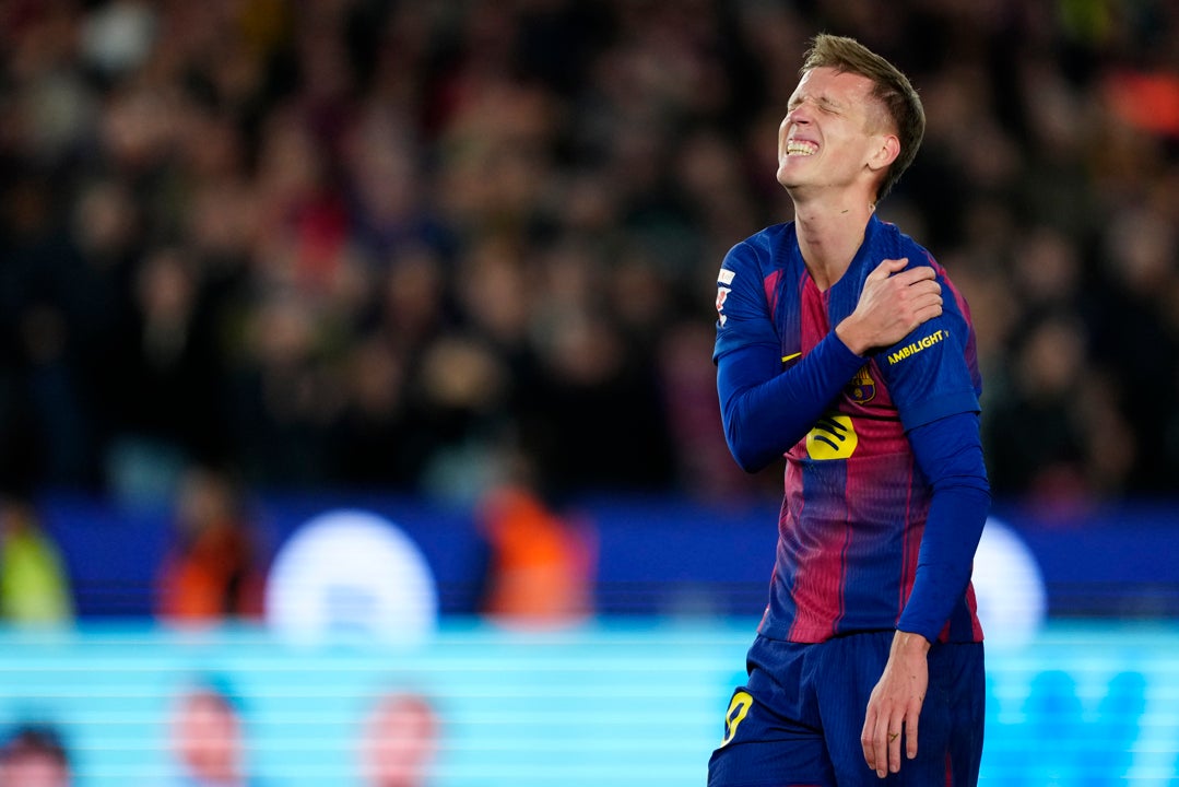 Dani Olmo estará un mes de baja por una luxación de hombro Dani Olmo estará un mes de baja por una luxación de hombro