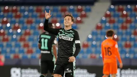 El centrocampista del Betis, Rodrigo Riquelme, celebra el primer gol del equipo andaluz durante el encuentro correspondiente a la segunda ronda de la Copa del Rey que disputan hoy miércoles Torrent y Betis en el estadio Ciutat de Valencia. El centrocampista del Betis, Rodrigo Riquelme, celebra el primer gol del equipo andaluz durante el encuentro correspondiente a la segunda ronda de la Copa del Rey que disputan hoy miércoles Torrent y Betis en el estadio Ciutat de Valencia.