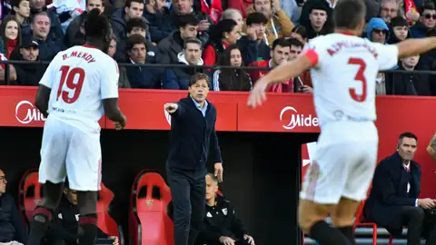 El entrenador del Sevilla, Matías Almeyda (c), en el Estadio Ramón Sánchez-Pizjuán de Sevilla El entrenador del Sevilla, Matías Almeyda (c), en el Estadio Ramón Sánchez-Pizjuán de Sevilla