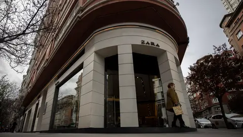 Fachada de una tienda de Zara que la multinacional textil Inditex posee en A Coruña Fachada de una tienda de Zara que la multinacional textil Inditex posee en A Coruña/ EFE/Cabalar