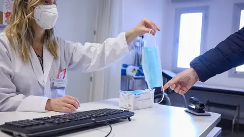 Foto de archivo sobre el uso de mascarillas en centros sanitarios Foto de archivo sobre el uso de mascarillas en centros sanitarios