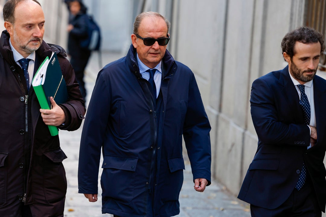 El Supremo prohíbe salir del país a dos excargos de Acciona por los presuntos amaños de obra del 'caso Koldo' El Supremo prohíbe salir del país a dos excargos de Acciona por los presuntos amaños de obra del 'caso Koldo'