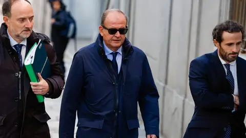 Justo Vicente Pelegrini (c), exdirector de Construcción de Acciona en España, a su llegada este miércoles al Tribunal Supremo Justo Vicente Pelegrini (c), exdirector de Construcción de Acciona en España, a su llegada este miércoles al Tribunal Supremo/ EFE/ J.J.Guillén