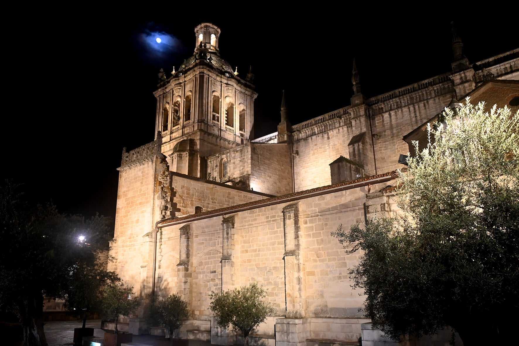 La Catedral de Coria se viste con un nuevo alumbrado ornamental La Catedral de Coria se viste con un nuevo alumbrado ornamental