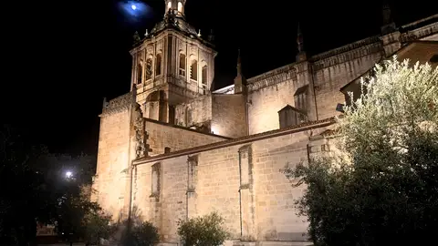 La Catedral de Coria se viste con un nuevo alumbrado ornamental La Catedral de Coria se viste con un nuevo alumbrado ornamental